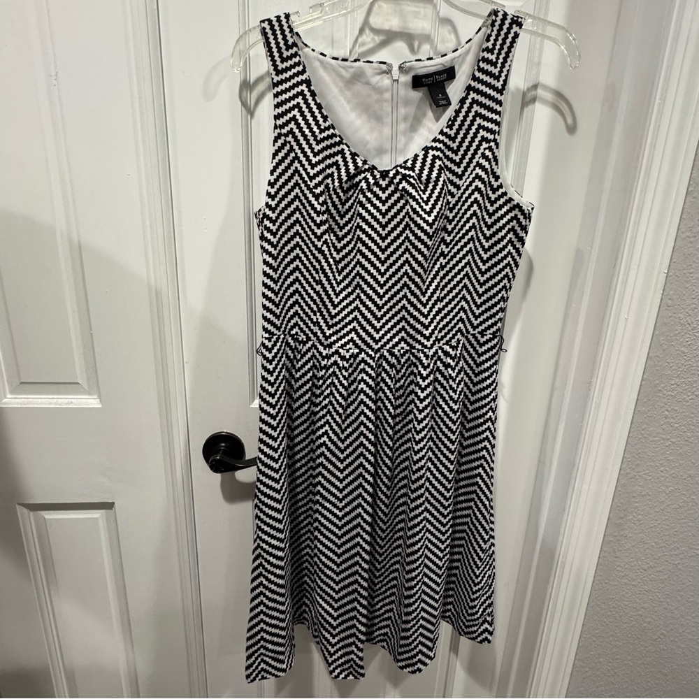 🖤 White House Black Market Chevron Dress‎ – Size 8